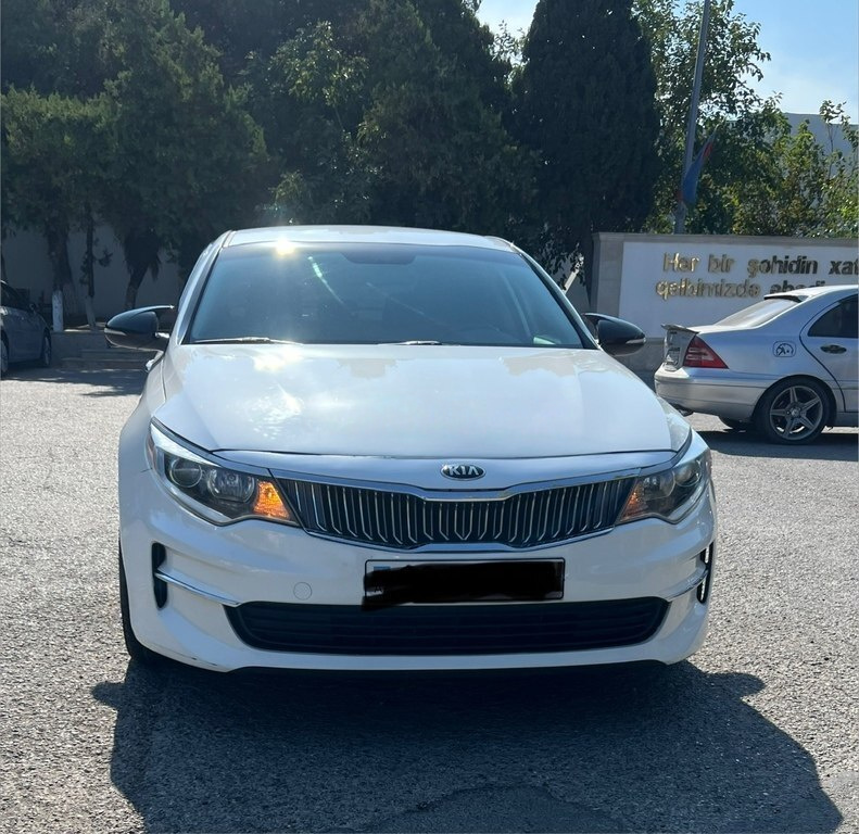 2017 Kia Optima, 2.0L, 164153km - Image 1