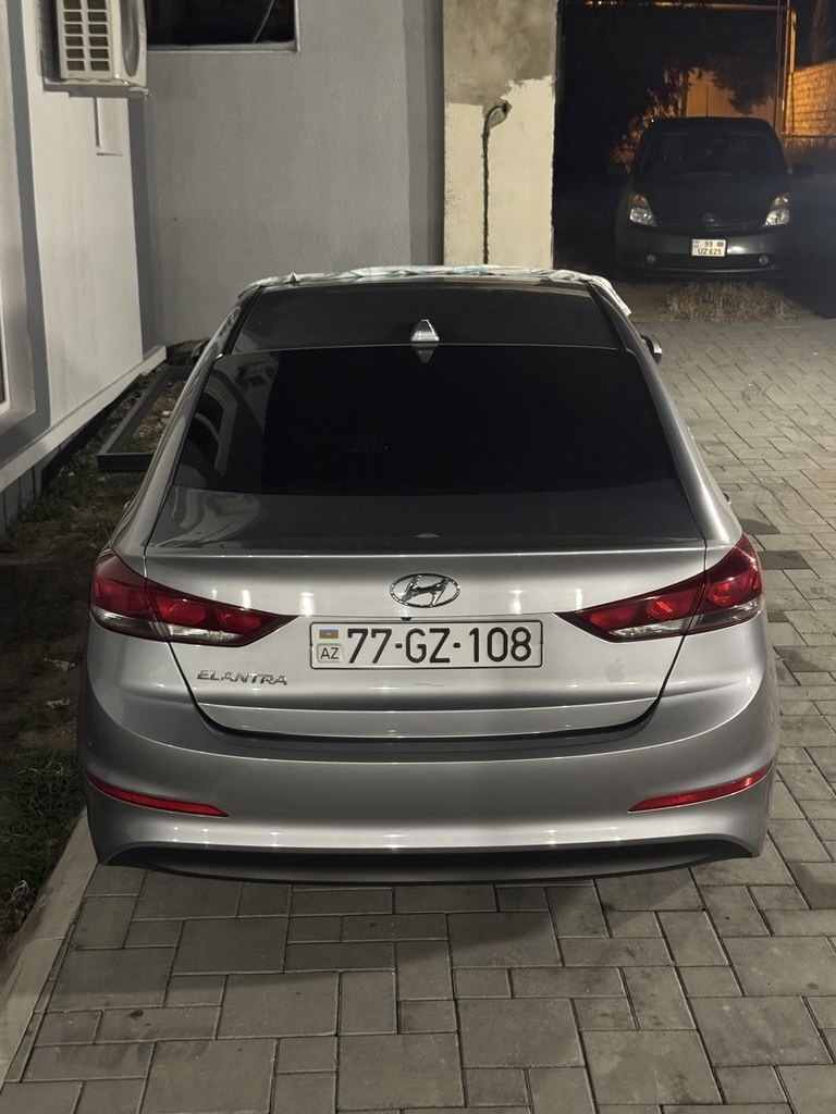 2017 Hyundai Elantra, 2.0L, 183465km - Image 2