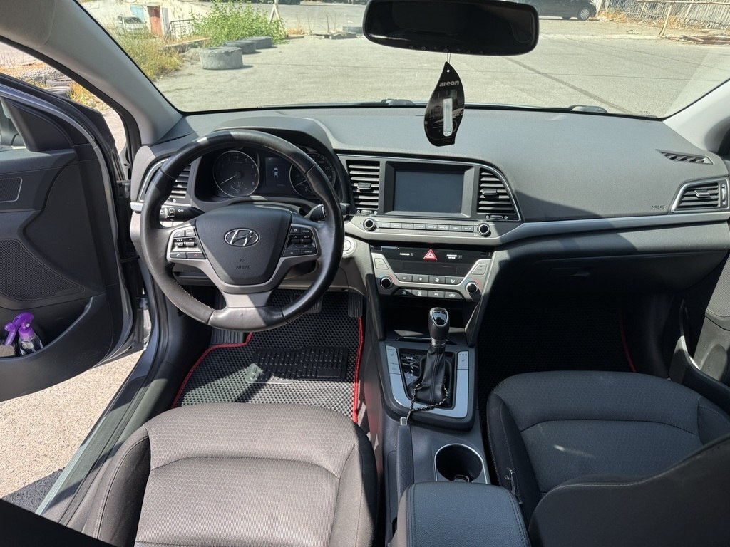 2017 Hyundai Elantra, 2.0L, 183465km - Image 3