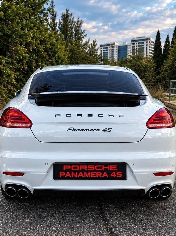 2013 Porsche Panamera 4S, 3.0L, 145000km - Image 2
