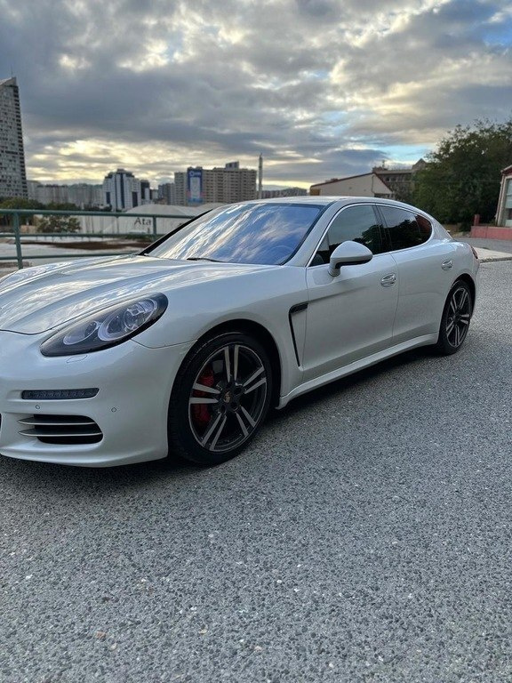 2013 Porsche Panamera 4S, 3.0L, 145000km - Image 3