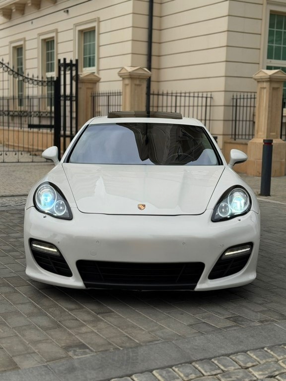2011 Porsche Panamera GTS, 4.8L, 200000km - Image 2