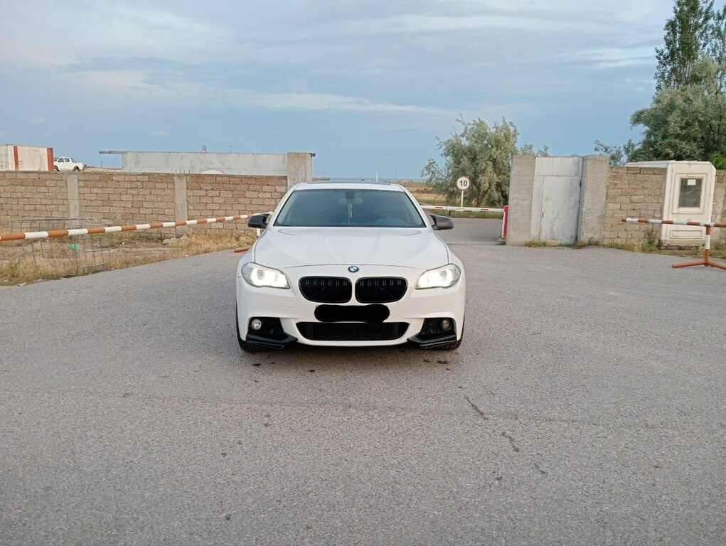 2012 BMW 528, 2.0L, 300000km - Image 1
