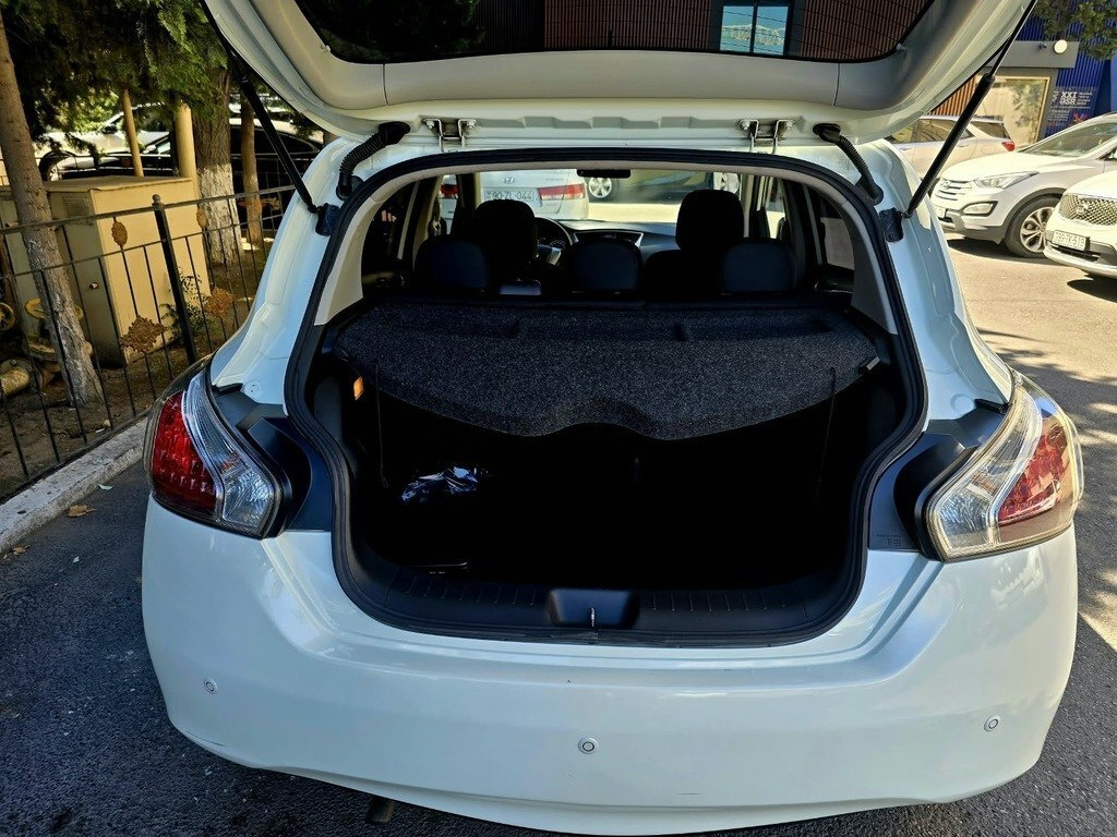 2013 Nissan Tiida, 1.8L, 126000km - Image 8