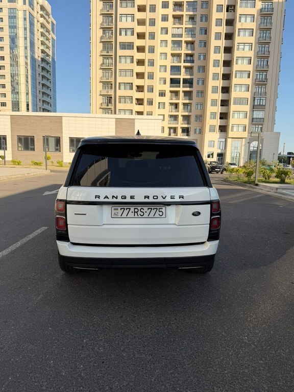 2017 Land Rover Range Rover, 3.0L, 167000km - Image 2