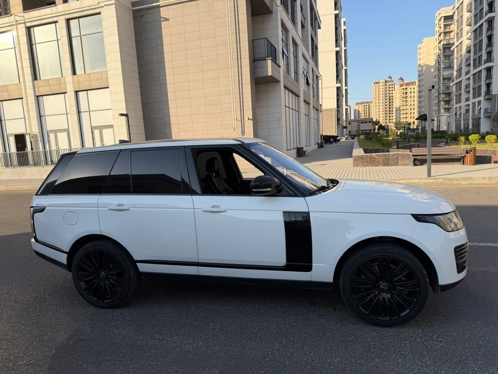 2017 Land Rover Range Rover, 3.0L, 167000km - Image 3