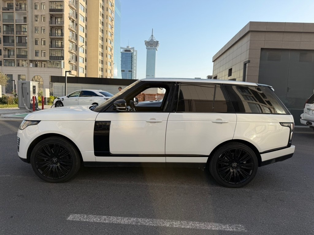 2017 Land Rover Range Rover, 3.0L, 167000km - Image 4