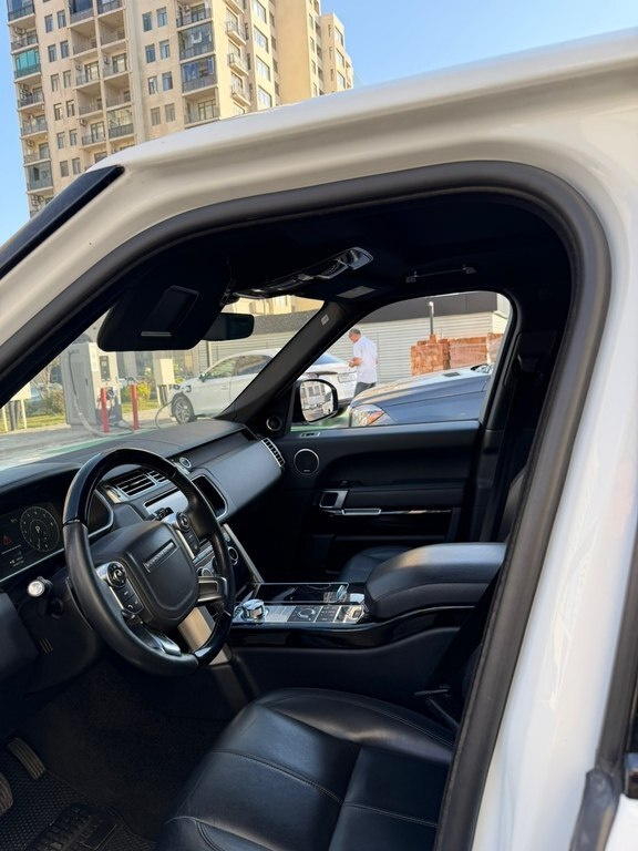 2017 Land Rover Range Rover, 3.0L, 167000km - Image 5